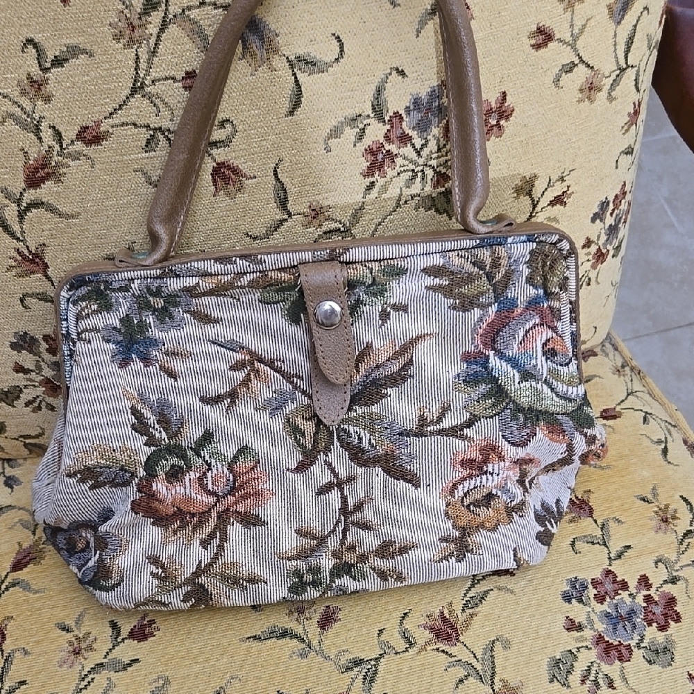 VINTAGE    Floral Tapestry Handbag Like New